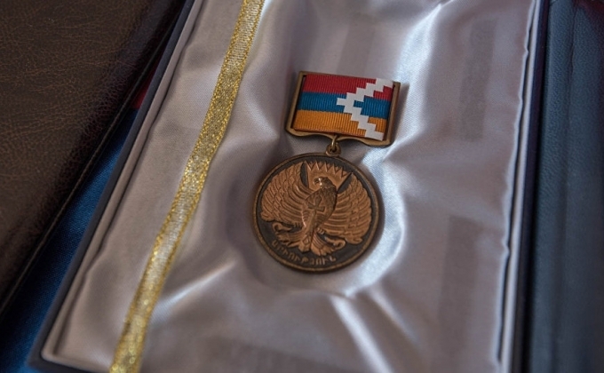 Президент Бако Саакян посмертно наградил военнослужащего Армии обороны Арцаха Нарека Арутюняна медалью 