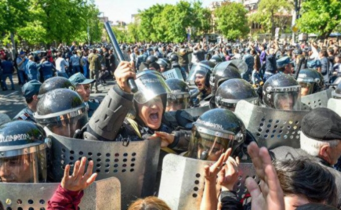 Участники проходящей в Ереване акции протеста расположились около здания правительства
