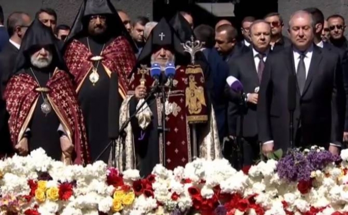 Top leadership of Armenia and Artsakh pay tribute to memory of Armenian Genocide victims in Tsitsernakaberd Memorial