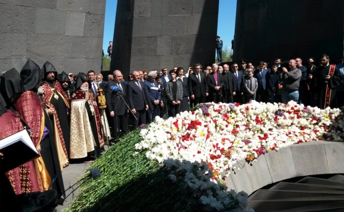 Бако Саакян вместе с руководством Республики Армения посетил мемориальный комплекс Цицернакаберд