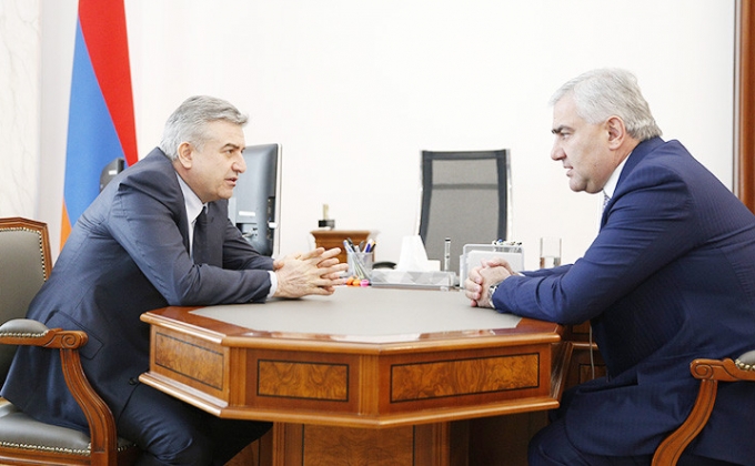 И.о. премьер-министра Армении встретился с президентом Группы компаний «Ташир» Самвелом Карапетяном

