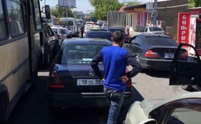 Демонстранты перекрыли трассу, ведущую в международный аэропорт «Звартноц» города Еревана

