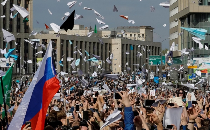 Paper plane protesters urge Russia to unblock Telegram app