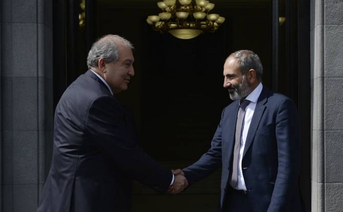 Արմեն Սարգսյանը հանդիպել է նորընտիր վարչապետ Նիկոլ Փաշինյանի հետ