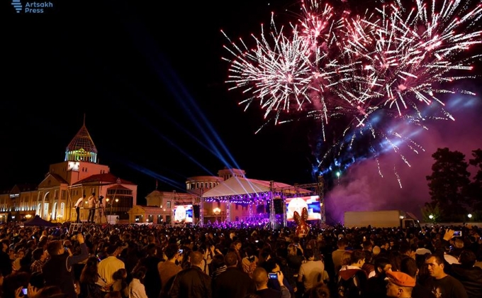 Праздничный концерт, сопровождаемый фейерверком в Степанакерте (фото)