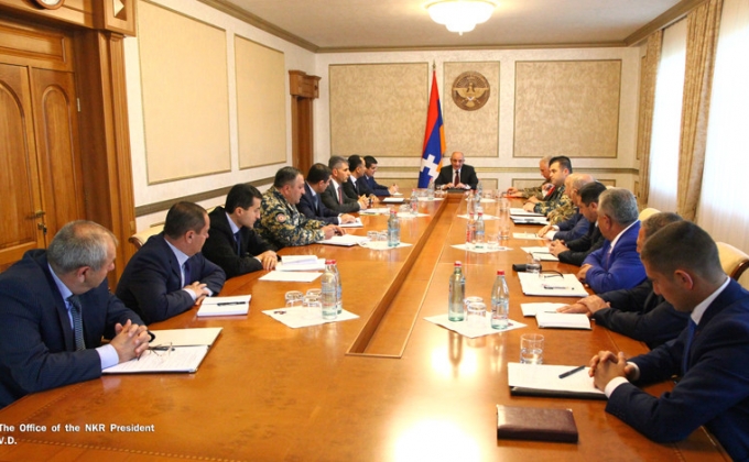 Бако Саакян провел рабочее совещание с участием мэра Степанакерта и руководителей райадминистраций