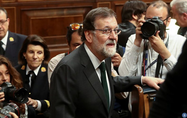 Испанский парламент вынес вотум недоверия правительству Рахоя
