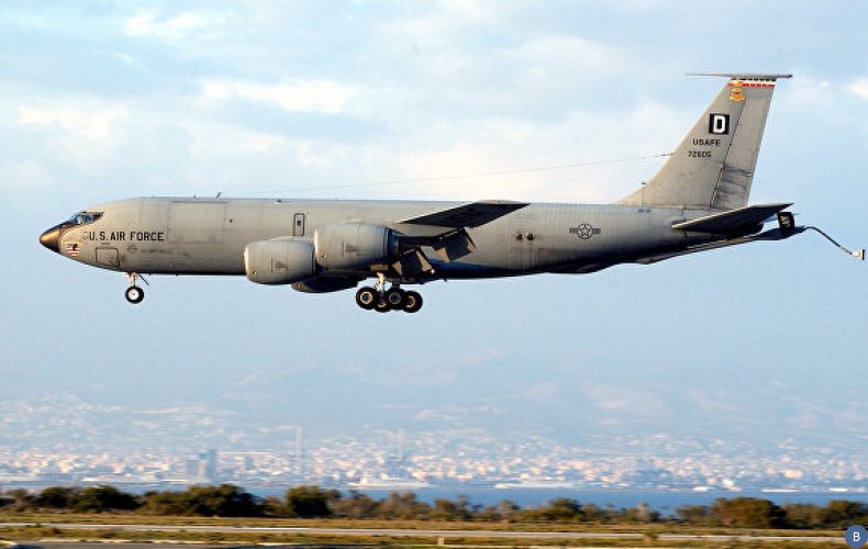 США перебросили на Украину военные самолеты-заправщики
