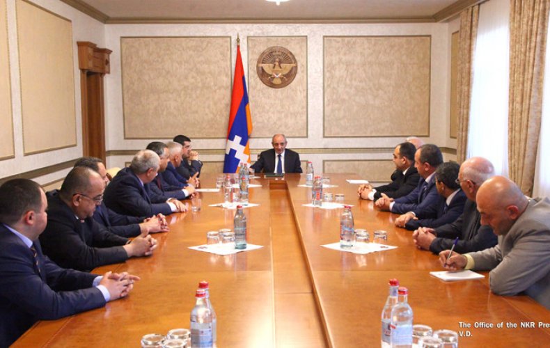 Бако Саакян обсудил с руководителями и представителями партий внутриполитическую ситуацию в стране