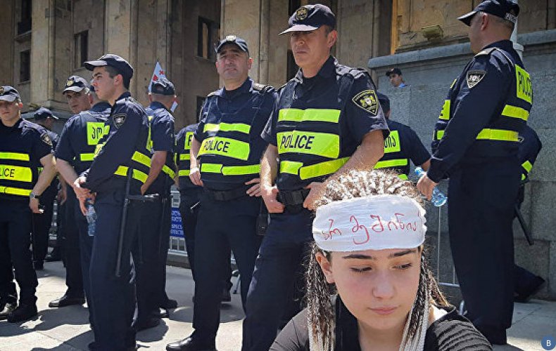 В Грузии к парламенту стягивают спецназ и полицию
