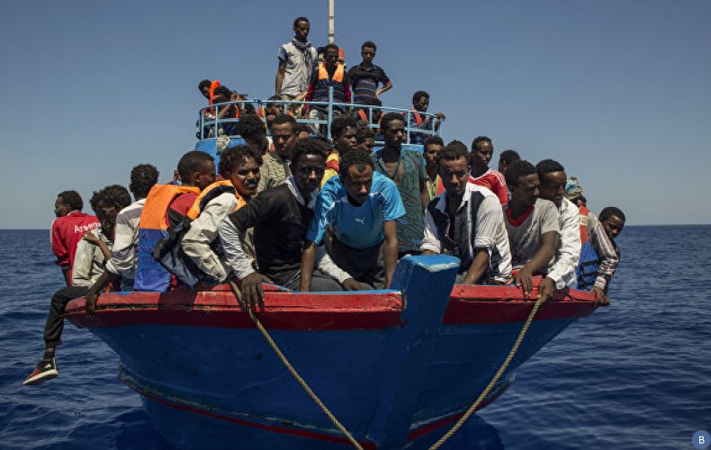 Испания примет судно с мигрантами, которое не пустили другие страны
