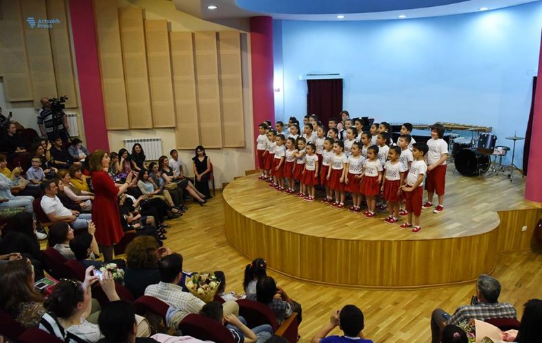 В этом году музыкальный колледж Степанакерта Саят-Нова выпустил 26 выпускников (фото)