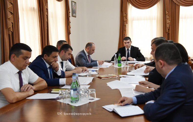 Artsakh State Minister receives responsible officials of Ministry of Economy and Industrial Infrastructures