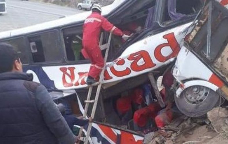 Bus crash kills 17 in Bolivia