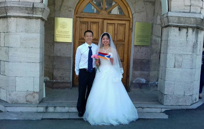 Пара иностранцев получила визу в МИДе Арцаха в свадебных нарядах
