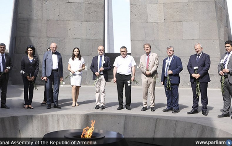 Французские парламентарии воздали дань уважения памяти жертв Геноцида армян в Цицернакаберде

