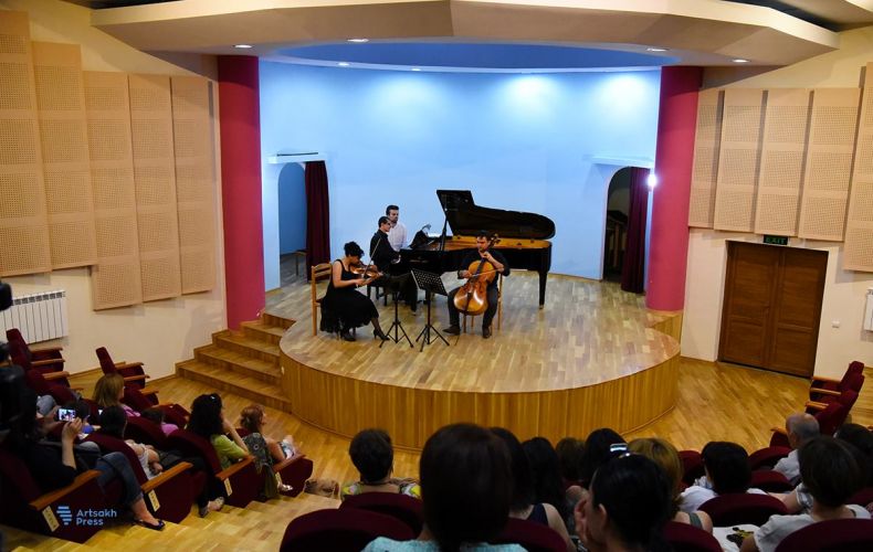 Музыкальный колледж Саят-Нова в Степанакерте получил новые музыкальные инструменты