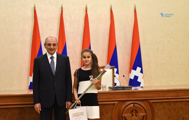 Президент Республики Арцах наградил призами участников предметных олимпиад