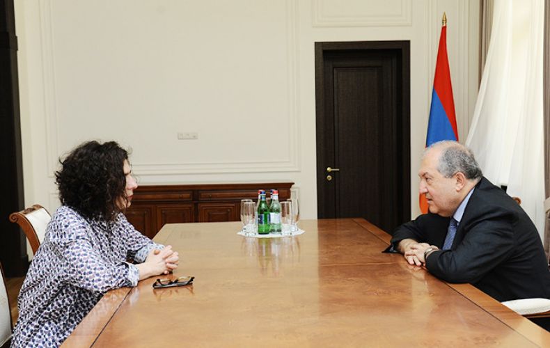 President Sarkissian hosts actress Arsinée Khanjian