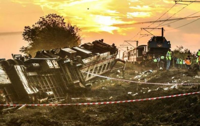 В Турции пассажирский поезд сошел с рельсов: 24 погибших
