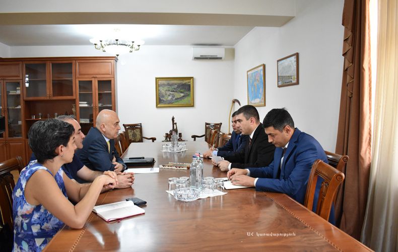 Государственный министр Мартиросян принял делегацию Армянского общего благотворительного союза
