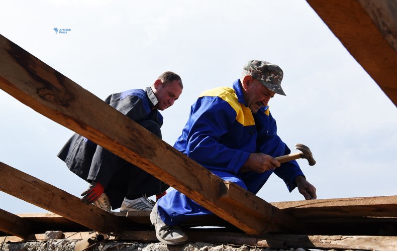 Продолжается реконструкция крыш зданий, пострадавших от стихийных бедствий в Степанакерте
