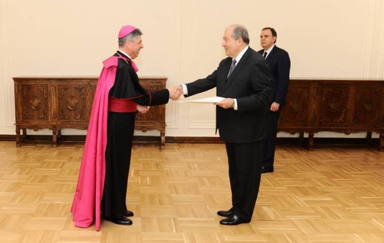New ambassador of Pope Francis presents credentials to Armenian president
