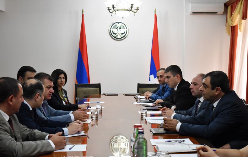 Artsakh State Minister holds discussion with Armenia’s minister of transport