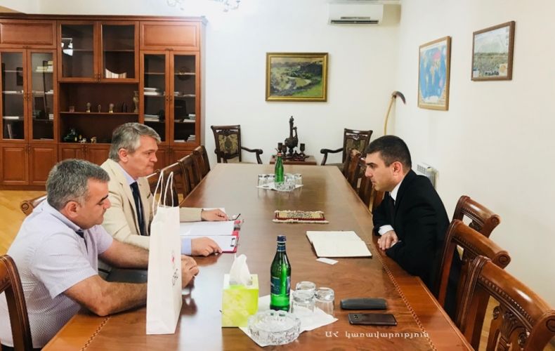Государственный министр Мартиросян принял главу миссии МККК в Нагорном Карабахе Драгослава Блажевича Чиро