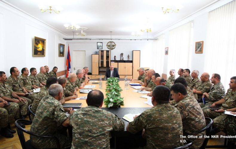 Бако Саакян провел рабочее совещание с высшим командным составом министерства обороны Республики Арцах