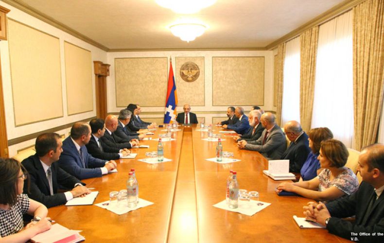 Бако Саакян встретился с руководящим составом центрального аппарата Министерства иностранных дел и постоянными представителями Республики Арцах за рубежом