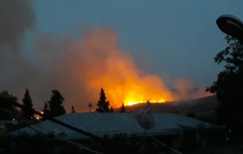 В Мартунинском районе сожжены 1000 гектаров земли, гранатовые сады. На место происшествия выехали 4 машины и 100 местных жителей