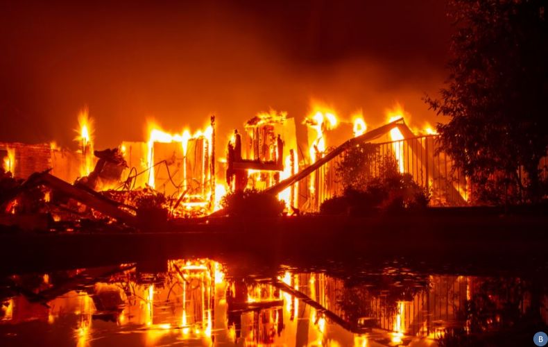 Пожарные погибли, борясь с пожарами в Калифорнии
