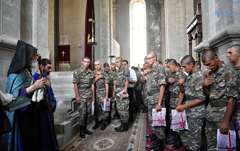 Շուշիի Ղազանչեցոց Սուրբ Ամենափրկիչ եկեղեցում տեղի է ունեցել զինվորների մկրտություն (լուսանկարներ)