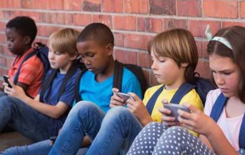 Во Франции запретили использование мобильных телефонов в школах
