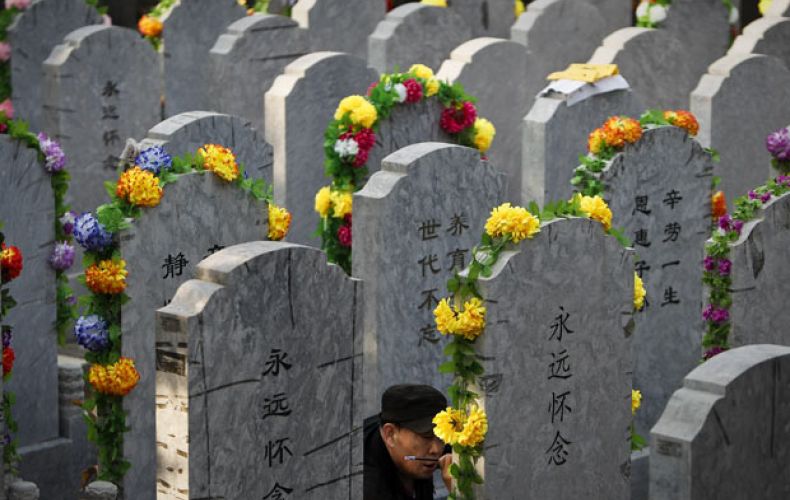 В Китае начали уничтожать гробы и запрещать похороны


