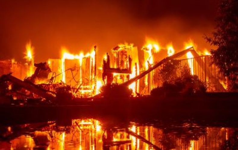 Лесные пожары в Калифорнии - крупнейшие в истории штата. Трамп советует вырубать деревья
