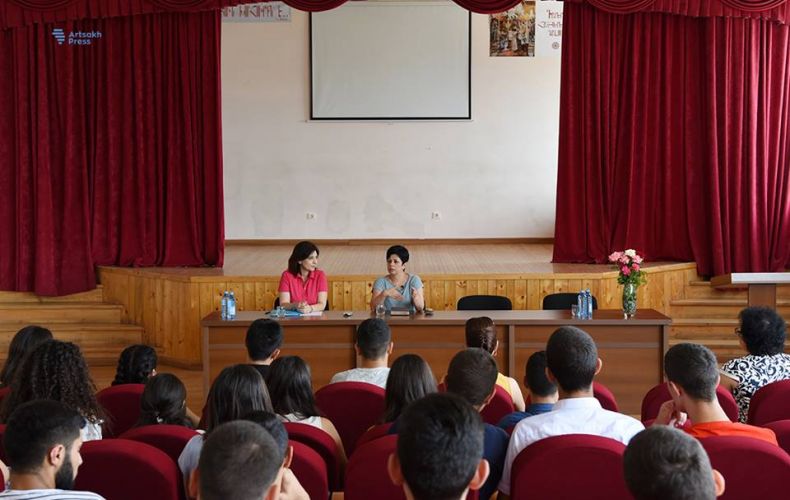ԱՀ  ԿԳՍ  նախարարը  հանդիպել  է   Հայաստանի   բուհերում  սովորող  արցախցի  ուսանողների  հետ