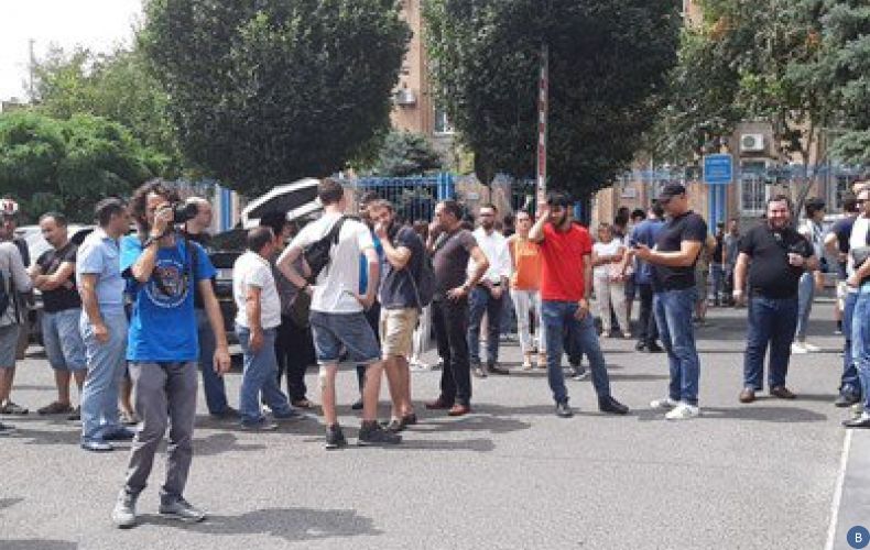 У ереванской гостиницы «Эребуни плаза» проходит акция протеста
