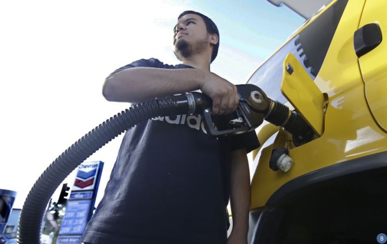 Цены на нефть снизились на фоне роста запасов топлива в США
