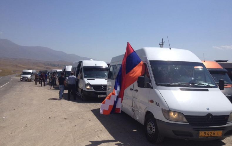 Ավելի քան 1000 մարդ Արցախից մեկնել է Երևան՝ մասնակցելու ՀՀ վարչապետ Նիկոլ Փաշինյանի հրավիրած հանրահավաքին