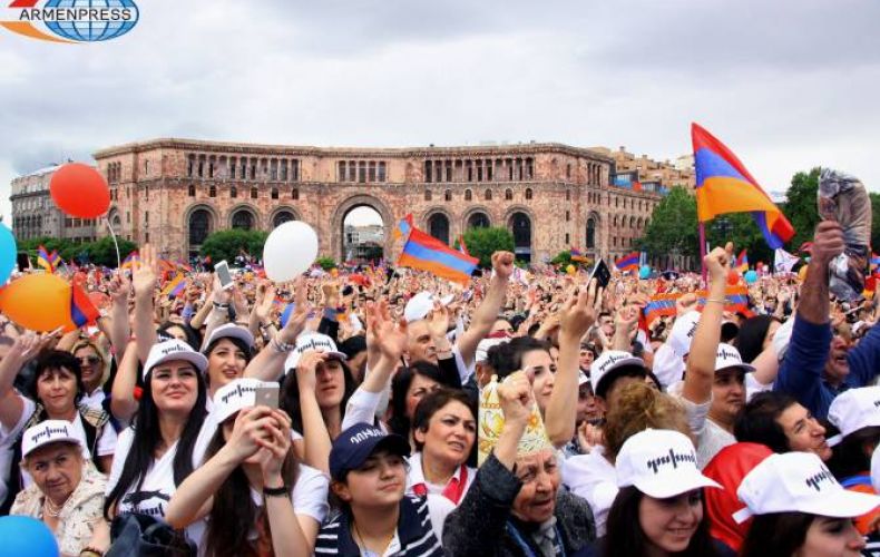 Սա հայ ժողովրդի միասնության հանրահավաքն է. Նիկոլ Փաշինյանը հանրահավաքի մասնակիցներին խնդրեց իջեցնել  որևէ մեկի դեմ բարձրացված պաստառները
