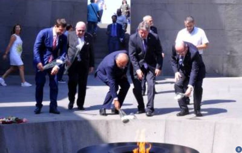 Заместитель главы МИД Израиля почтил в ереванском мемориальном комплексе «Цицернакаберд» память жертв Геноцида армян
