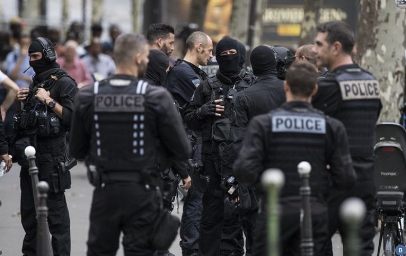 Неизвестный напал на людей с ножом в пригороде Парижа
