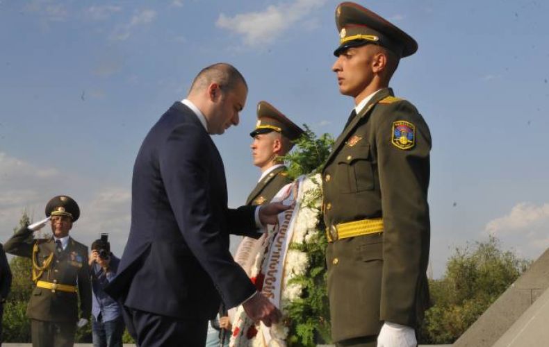 Վրաստանի վարչապետը հարգանքի տուրք մատուցեց Հայոց ցեղասպանության զոհերի հիշատակին

