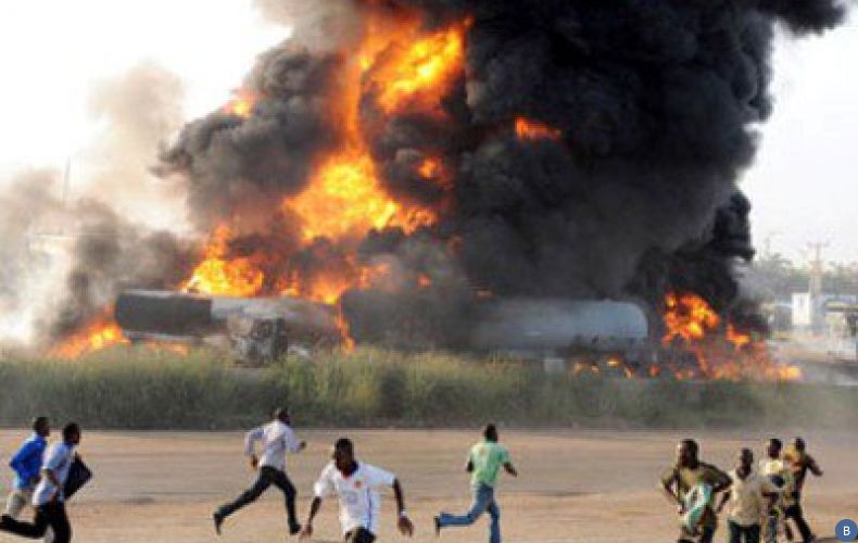 В Нигерии взорвался бензовоз, десятки погибли
