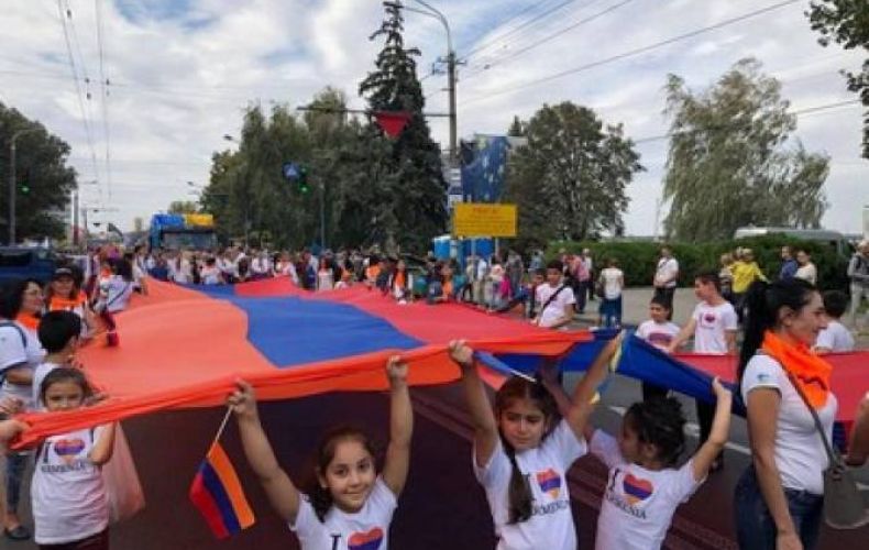 Դնեպրի քաղաքի օրվա տոնակատարությանը հայ ակտիվիստները ծածանել են Հայաստանի 20 մետրանոց դրոշը

