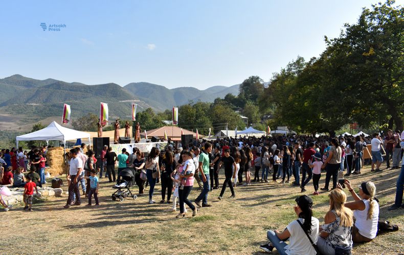 Туристы впечатлены винным фестивалем в Арцахе
