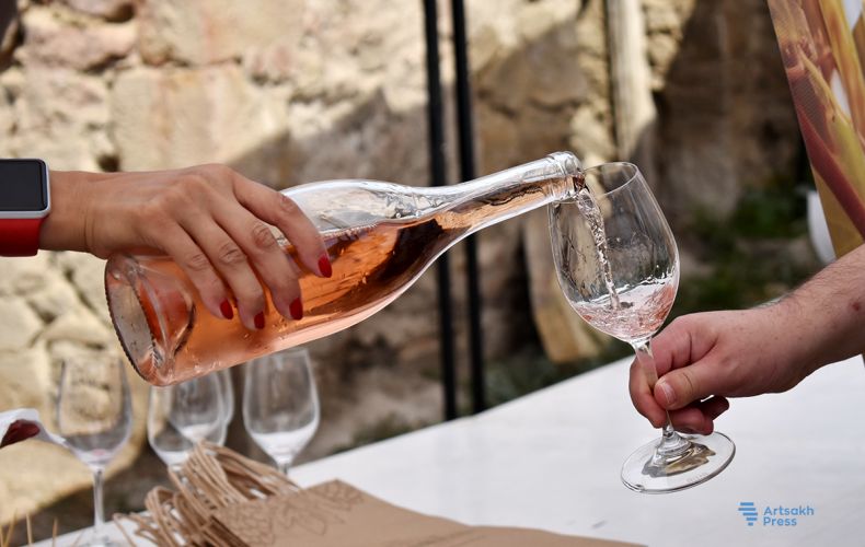 Ի՞ նչ գինիներ են ներկայացվել արցախյան գինու hինգերորդ փառատոնին. համերն ու գույները «Արցախպրես»-ի անդրադարձում
