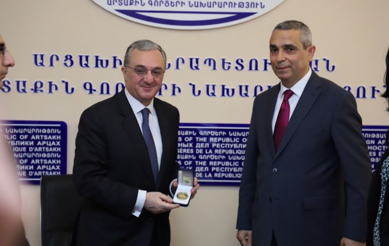 Masis Mayilyan  awarded  Zohrab Mnatsakanyan with the Commemorative Medal